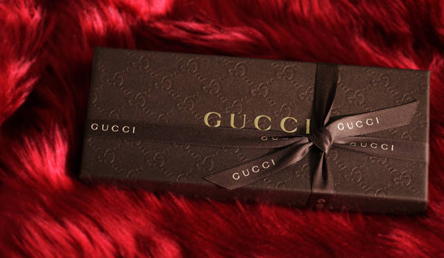 <strong>GUCCI｜グッチ</strong>　「グッチ チョコレート」のパッケージボックス。ブランドの象徴でもあるオリジナルGGパターンがエンボスされたブラウンボックスにリボンがかけられた、シックなたたずまい。