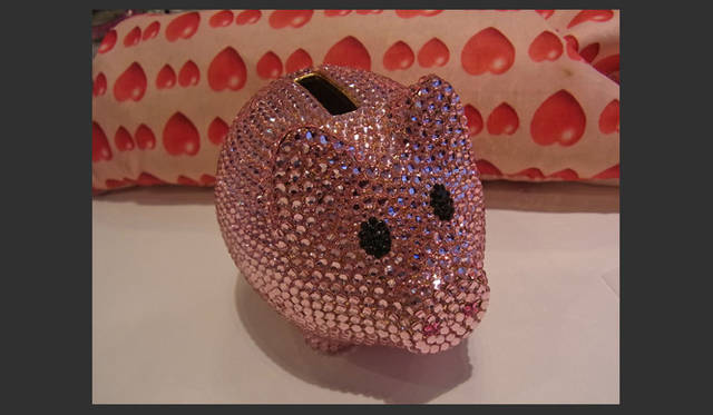 <strong>SAKURA｜第8回 ハッピーピンクアイテムいろいろ♪</strong>　キラキラストーンの豚ちゃんの貯金箱と出会いました。かわいいでしょ？　これは「アビステ」のもの。