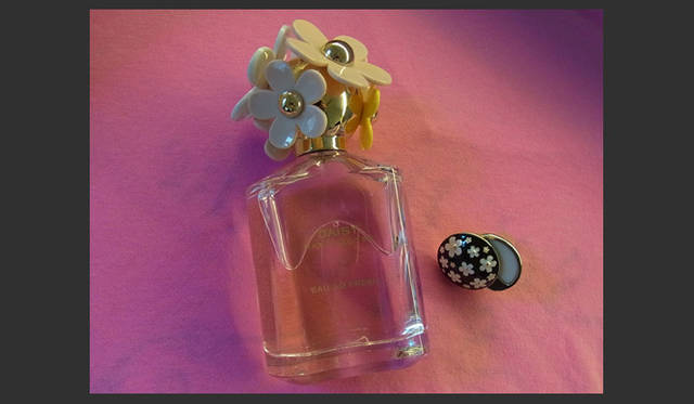 <strong>SAKURA｜第8回 ハッピーピンクアイテムいろいろ♪</strong>　薄いピンク色の新香水「マーク ジェイコブス デイジー オー ソー フレッシュ」かわいい～（2011年3月に発売予定）。