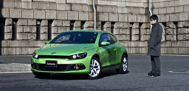 <strong>Scirocco｜シロッコ</strong>　アウター｜本人私物（NEIGHBORHOOD）。シューズ｜ZX KZK　29,400円（adidas / Originals by Originals）。