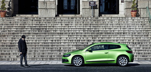 <strong>Scirocco｜シロッコ</strong>　アウター｜DUFFLE COAT 58,800円（LONDON TRADITION×CASH CA　Tel. 03-5464-6061）。シューズ｜ZX KZK　29,400円（adidas / Originals by Originals）。