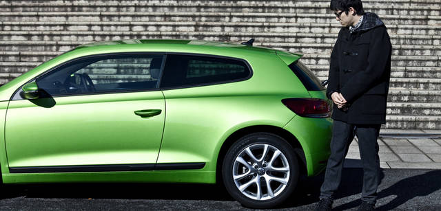 <strong>Scirocco｜シロッコ</strong>　アウター｜DUFFLE COAT 58,800円（LONDON TRADITION×CASH CA　Tel. 03-5464-6061）。シューズ｜ZX KZK　29,400円（adidas / Originals by Originals）。