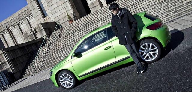 <strong>Scirocco｜シロッコ</strong>　アウター｜DUFFLE COAT 58,800円（LONDON TRADITION×CASH CA　Tel. 03-5464-6061）。シューズ｜ZX KZK　29,400円（adidas / Originals by Originals）。