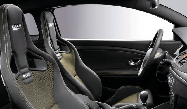 <strong>RENAULT MEGANE RENAULT SPORT｜ルノー メガーヌ ルノー・スポール</strong>　標準装備のレカロ製スポーツシート。