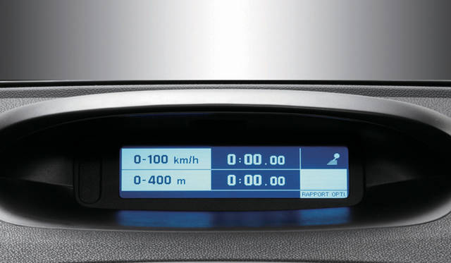 <strong>RENAULT MEGANE RENAULT SPORT｜ルノー メガーヌ ルノー・スポール</strong>　エンジンかんする情報、路面状況、ラップタイムなどを表示する「R.S.モニター」。