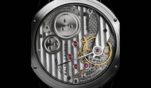 <strong>RALPH LAUREN｜ラルフ ローレン</strong>　サファイア クリスタルのケースバックからは、コート・ド・ジュネーブやペルラージュの技法により仕上げられたムーブメントのプレートを見ることができる。©Ralph Lauren Watch & Jewelry Co.,