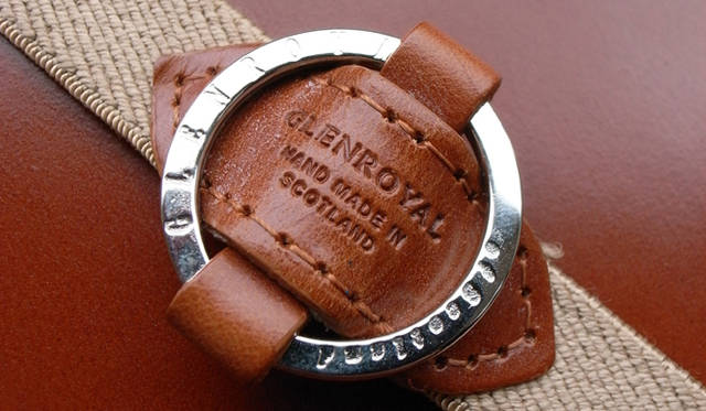 <strong>GLENROYAL│グレンロイヤル</strong>　別売りのリングダイアリーバンドをつけることでペンが動くこともなく、また手帳がバッグの中で開いてしまうのも防ぐことができる。