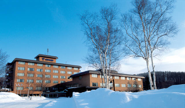 <strong>Club Med Sahoro, Hokkaido</strong>｜クラブメッド北海道（サホロ）がリニューアルオープン！　狩勝高原の広大な白樺の森に囲まれた丘の上にそびえ建つ『クラブメッド北海道』