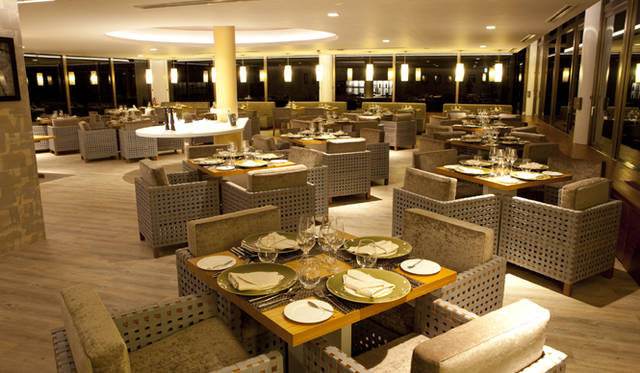 <strong>Club Med Sahoro, Hokkaido</strong>｜クラブメッド北海道（サホロ）がリニューアルオープン！　アイヌの言葉で“ハッピースマイル”を意味する言葉を冠したレストラン『Mina Mina（ミナ ミナ）』。広々としたスペースでゆったりと美食を堪能することができる。