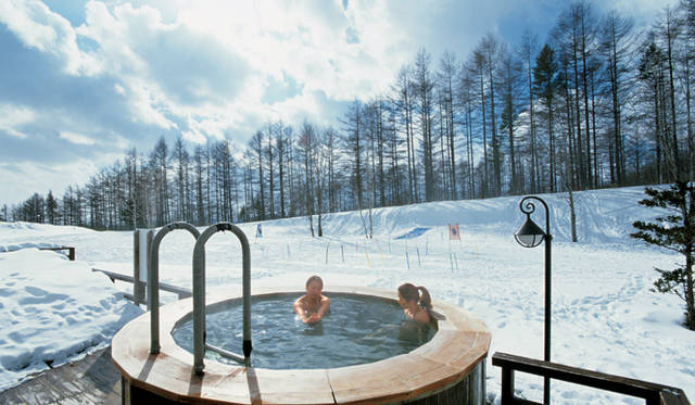 <strong>Club Med Sahoro, Hokkaido</strong>｜クラブメッド北海道（サホロ）がリニューアルオープン！　広い空のもと、見渡す限り真っ白な雪の世界で浸かる温泉は格別！