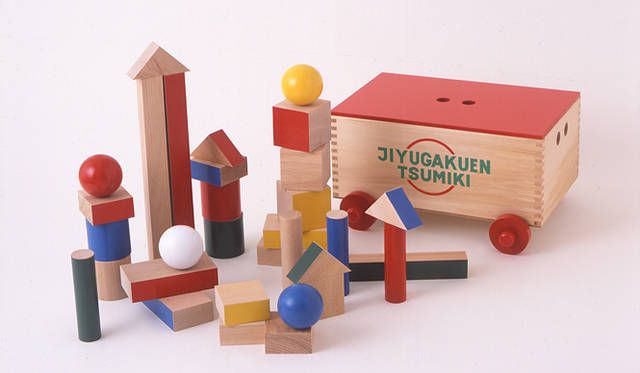 <strong>自由学園工芸研究所</strong>　 F.L.ライトの建物から生まれたロングセラー玩具展～どうぶつボールと遊ぼう～<br>単純なかたちと美しい色が特徴の「学園積木」。球体の積木には穴があり、転がらずに積み重ねることができる。F.L.ライトの弟子である遠藤 新との共同研究から生まれたこの積木は、使い込むほどに味が出て、インテリアとして飾ってもステキ。<br>学園積木｜1万8000円（1949年誕生）、木箱サイズ｜33×21×13cm（34ピース、対象年齢：2歳～）、材質｜ブナ材、エナメル塗装