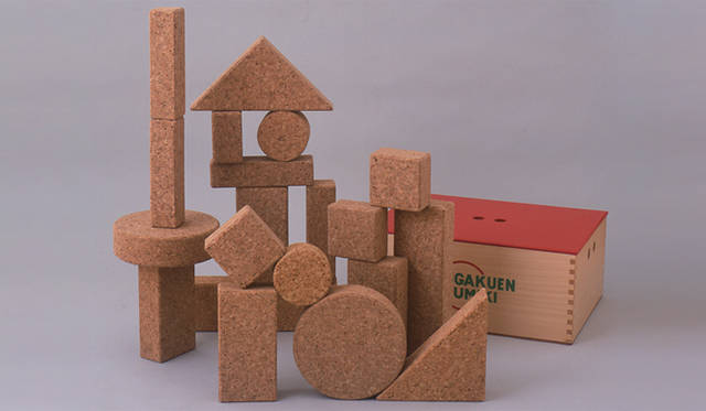 <strong>自由学園工芸研究所</strong>　 F.L.ライトの建物から生まれたロングセラー玩具展～どうぶつボールと遊ぼう～<br>コルク積木｜3万円（1931年誕生）、木箱サイズ｜40×30×20cm（20ピース、対象年齢：2歳～）、材質｜最高級コルク