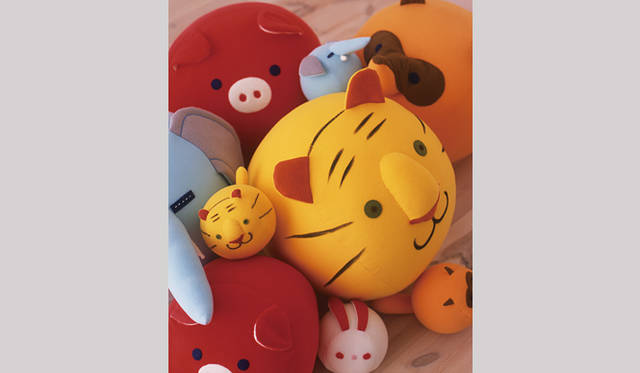 <strong>自由学園工芸研究所</strong>　 F.L.ライトの建物から生まれたロングセラー玩具展～どうぶつボールと遊ぼう～<br>どうぶつボール｜各2100円（1961年誕生）、サイズ｜直径10cm（球形、対象年齢：0歳～）、材質｜レーヨン、高弾力性スポンジボール