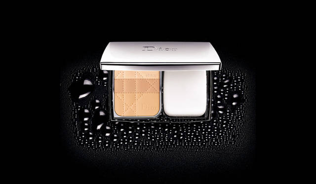 <strong>藤原美智子｜2010年グランプリ</strong>　ディオールスキン ヌード スカルプティング コンパクト 7035円 （パルファン・クリスチャン・ディオール） Tel. 03-3239-0618