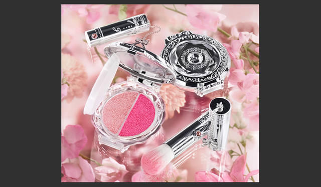 <strong>藤原美智子｜2010年グランプリ</strong>　ジルスチュアート ブラッシュ ブロッサム 4500円 （ジルスチュアート ビューティ） Tel. 03-3273-1631