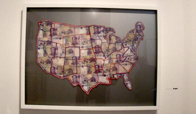 <strong>マシュー的、「Art Basel Miami 2010」レポート</strong>　イギリス人アーティスト、Susan Stockwellのマネーアート。