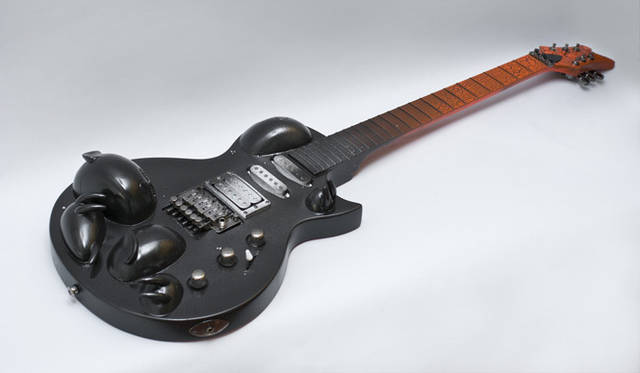 <strong>マシュー的、「Art Basel Miami 2010」レポート</strong>　Gibsonのギターをリメイクした僕の作品。