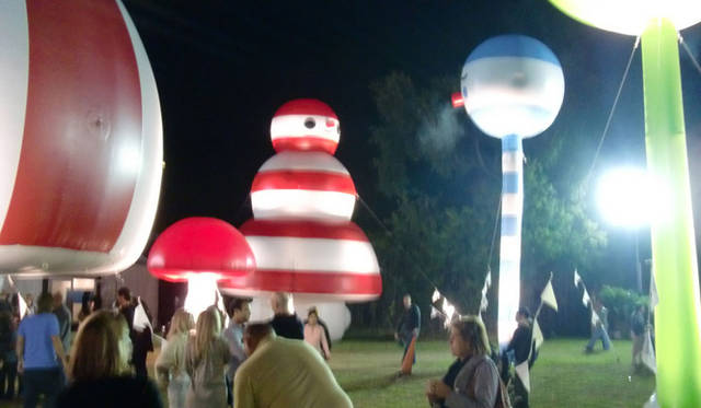 <strong>マシュー的、「Art Basel Miami 2010」レポート</strong>　屋外でのエキシビションのようす。