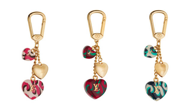<strong>LOUIS VUITTON｜ルイ・ヴィトン</strong>　ハートがたくさん連なったデザインがとてもチャーミング。キーチャーム「ポルト クレ・レオパード」 [2011年1月上旬発売] 各3万4650円（ともにルイ・ヴィトン）　©LOUIS VUITTON/AURORE COLIBERT