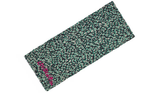 <strong>LOUIS VUITTON｜ルイ・ヴィトン</strong>　人気のレオパードプリントに新作パレオが登場。シワ加工がほどこされていて、着こなしをこなれたふうに見せてくれる。使いやすさも抜群。「パレオ・レオパード」 [2011年1月上旬発売] 5万400円（ルイ・ヴィトン）　©LOUIS VUITTON/AURORE COLIBERT