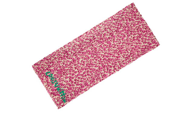 <strong>LOUIS VUITTON｜ルイ・ヴィトン</strong>　明るいピンクが目を引く“ブロンコライユ”。ストール感覚で首もとに巻いてコーディネイトのスパイスに。「パレオ・レオパード」[2011年1月上旬発売] 5万400円（ルイ・ヴィトン）　©LOUIS VUITTON/AURORE COLIBERT