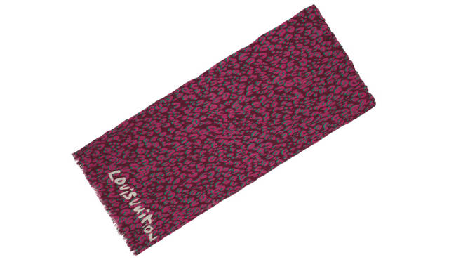 <strong>LOUIS VUITTON｜ルイ・ヴィトン</strong>　赤のレオパードに白のブランドシグネチャーがキャッチィ。“ルージュフォーヴィスト”。「パレオ・レオパード」 [2011年1月上旬発売] 5万400円（ルイ・ヴィトン）　©LOUIS VUITTON/AURORE COLIBERT