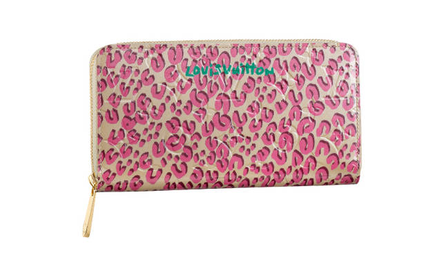 <strong>LOUIS VUITTON｜ルイ・ヴィトン</strong>　複数のクレジットカードポケットやコンパートメントが付いた、機能的にも優れたファスナー式長財布。大きな間口で出し入れしやすいのもうれしい。「ジッピー・ウォレット」 [2011年1月上旬発売] 9万7650円（ルイ・ヴィトン）　©LOUIS VUITTON/AURORE COLIBERT