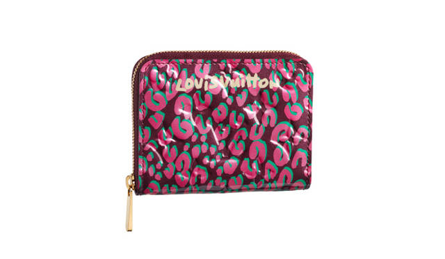 <strong>LOUIS VUITTON｜ルイ・ヴィトン</strong>　コンパクトなデザインでポケットなどにも収納可能なコインパース。ファスナー開閉式で、クレジットカードや折ったお札も収納できる。「ジッピー・コイン パース」 [2011年1月上旬発売] 5万400円（ルイ・ヴィトン）　©LOUIS VUITTON/AURORE COLIBERT