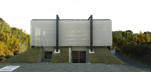 <strong>Scirocco｜シロッコ</strong> 　緑豊かな浜松の住宅街とのコントラストも美しい。