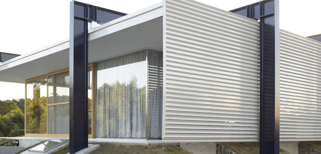 <strong>Scirocco｜シロッコ</strong>　 四隅の柱をなくし、天井から鉄筋で支えることで、この開放感を実現した。