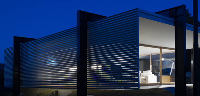 <strong>Scirocco｜シロッコ</strong> 　ライティングも夜の住宅街に美しく映える。