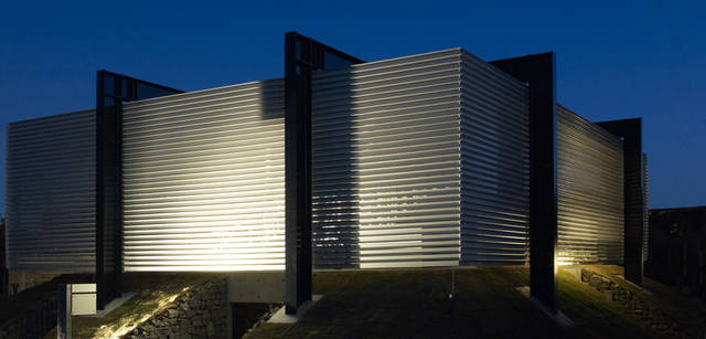 <strong>Scirocco｜シロッコ</strong> 　緑豊かな浜松の住宅街とのコントラストも美しい。