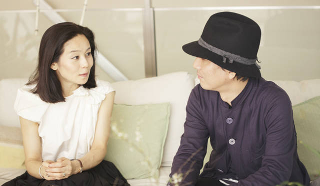 <strong>萩原輝美×島津由行　トレンド対談</strong>　「2011年春夏は色がたくさん使われていて、着たい！っていう高揚感を感じさせるシーズンでしたね」（萩原さん）、「いちばん気になるのは“カラーエナジー”。今回は1970年代もキーワードですよね。オプティミスティックなイメージ」（島津さん）。