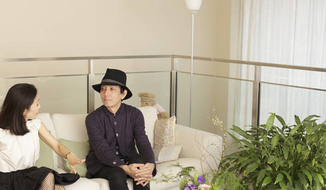 <strong>萩原輝美×島津由行　トレンド対談</strong>  「イヴ・サンローランは子どものころから大好きでしたね。それしか知らないでパリに行ったくらい（笑）。なによりエレガンスがあった」（島津さん）、「パリの代名詞のようなものだったかも。とくに男のひとには憧れですよね」（萩原さん）