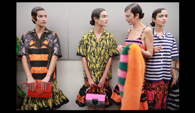 <strong>萩原輝美×島津由行　トレンド対談</strong>  バナナやモンキー、ユーモア溢れるトロピカルプリントが印象的だった。PRADA｜プラダ　2011年春夏コレクション バックステージより。