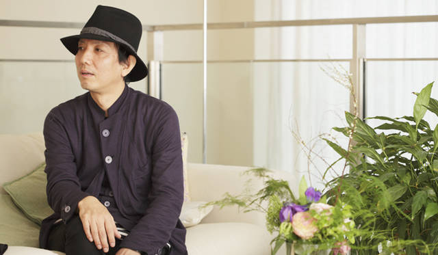 <strong>萩原輝美×島津由行　トレンド対談</strong>  「洋服がセブンティーズだったり装飾的になってきていることを考えると、バッグはちょっとミニマルにしたほうがあたらしく見えるかも」（島津さん）