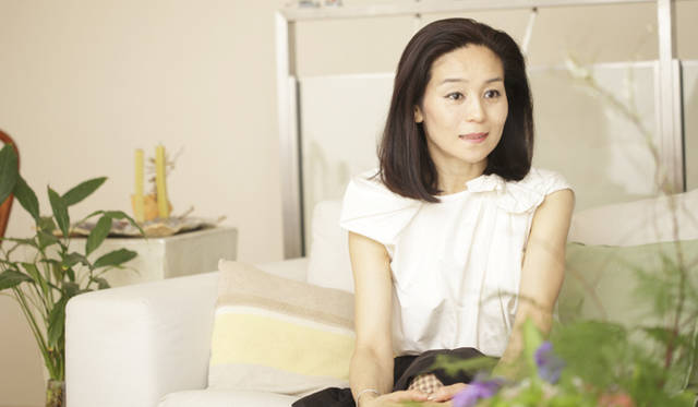 <strong>萩原輝美×島津由行　トレンド対談</strong>  「次のシーズンは“軽さ”。靴もパンチングレザーやメッシュなど、ちょっと抜け感のあるものがいいと思います」（萩原さん）