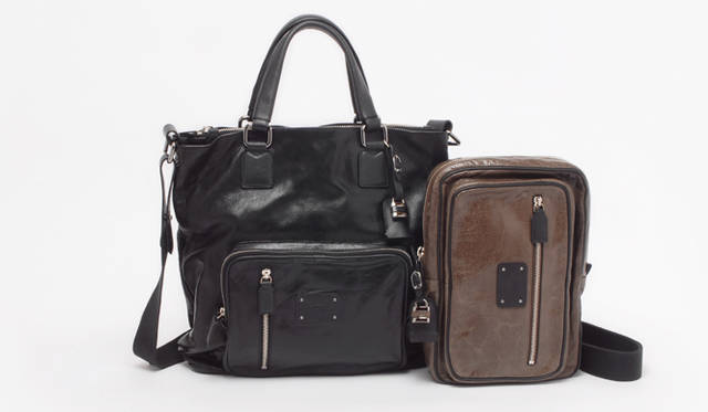 <strong>Chloé｜クロエ</strong>　バレンタイン期間限定メンズコレクション登場　　左から「MR. PADDINGTON」バッグ（ブラック） 16万5900円、バッグ（アッシュ） 13万5450円