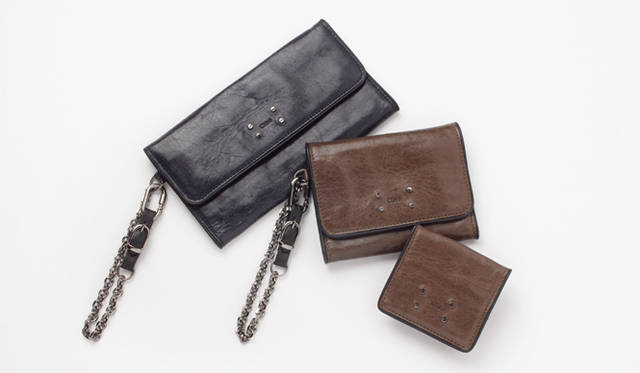 <strong>Chloé｜クロエ</strong>　バレンタイン期間限定メンズコレクション登場　上から「MR. PADDINGTON」ウォレット（ネイビー） 6万4050円、ウォレット（アッシュ） 5万9850円、コインケース（アッシュ） 2万9400円