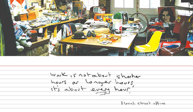 <strong>Paul Smith BLACK│ポール・スミス</strong>　色鮮やかなポール・スミス氏オフィスの写真プリントと、手書きメッセージ。「Work is not about shorter hours or longer hours. It’s about every hour」(学ぶということは、短い、長いなど時間では計れない。一瞬一瞬からすべて学ぶことがある)というメッセージプリントは、目にするたびに勇気づけられそう。