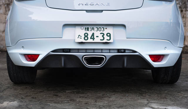 <strong>RENAULT MEGANE RENAULT SPORT｜ルノー メガーヌ ルノー スポール</strong>　クロムメッキのセンターエグゾーストを装備。