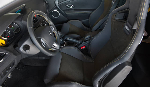 <strong>RENAULT MEGANE RENAULT SPORT｜ルノー メガーヌ ルノー スポール</strong>　フロントシート、ダッシュボード全景。