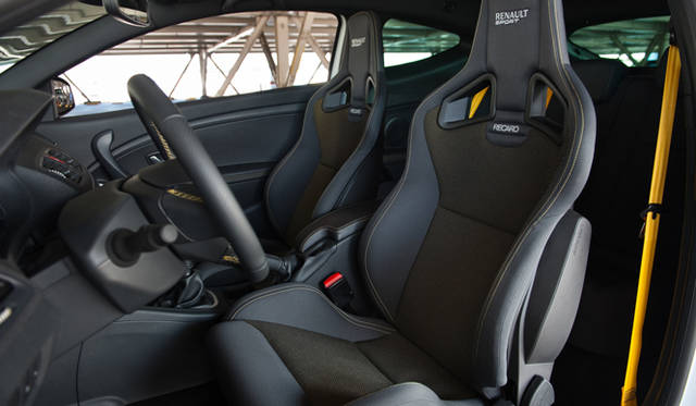 <strong>RENAULT MEGANE RENAULT SPORT｜ルノー メガーヌ ルノー スポール</strong>　パフォーマンス向上のためレカロバケットシートを標準装備。