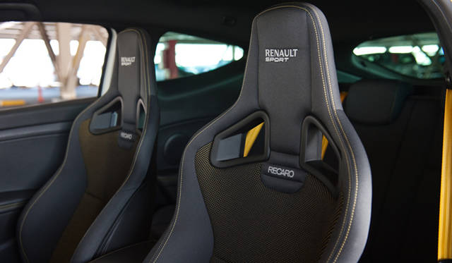 <strong>RENAULT MEGANE RENAULT SPORT｜ルノー メガーヌ ルノー スポール</strong>　「RENAULT SPORT」のロゴが刻まれている。