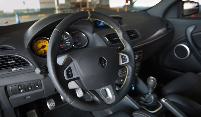 <strong>RENAULT MEGANE RENAULT SPORT｜ルノー メガーヌ ルノー スポール</strong>　フルグレインレザーステアリング