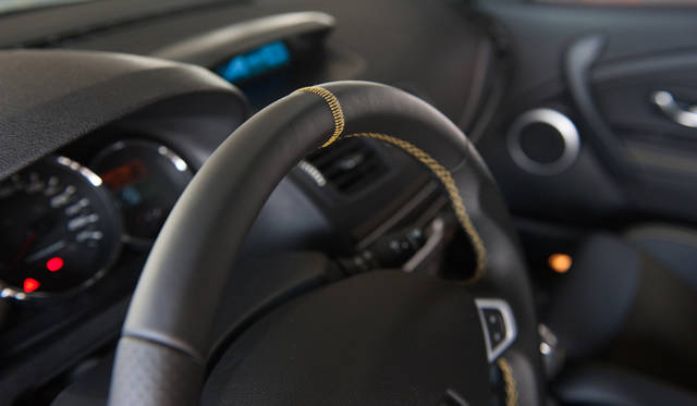 <strong>RENAULT MEGANE RENAULT SPORT｜ルノー メガーヌ ルノー スポール</strong>　ステアリングにはセンターポイントステッチがほどこされている。