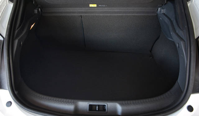 <strong>RENAULT MEGANE RENAULT SPORT｜ルノー メガーヌ ルノー スポール</strong>　334ℓの荷詰めが可能なラゲッジルーム。床下に33ℓの収納スペースも確保。