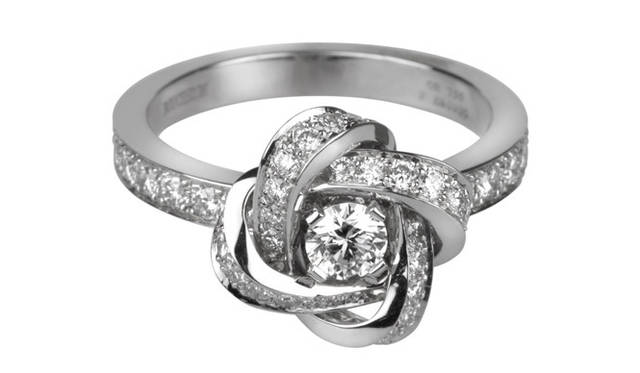 <strong>BOUCHERON｜ブシュロン</strong>　2011年の新作リングである「アバ ピヴォワンヌ」は、シャクヤクをイメージした華やかなリング。2月10日までブシュロン心斎橋にて先行受注を受け付け。「アバ ピヴォワンヌ」[WG×ダイヤモンド] 49万9800円～（予価）（ブシュロン／ブシュロン カスタマーサービス）