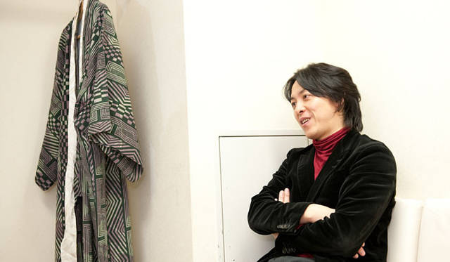 <strong>オペラ歌手 宮本益光</strong>　母から贈られたという楽屋着とともに控え室にて