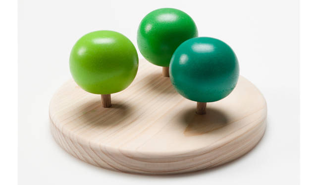 more trees｜美酒と美食と美談──都会で楽しむ森の宴──more trees night vol.5 開催決定<br />『木のこま』｜回転させると、重心が移動して逆さに立ち上げるこま。立ち上がった瞬間、こまは垂直に伸びる木のように見え、回転による残像は木が風に揺れているように見える。微妙に色の異なるこまは、2本立てると『林』に、3本立てると『森』になる。